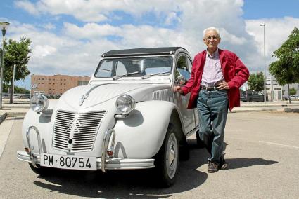 Pedro Galiana y su 2 CV