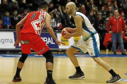 El escolta Andrés Miso, totalmente adaptado al Hestia Menorca, en un lance del partido frente al Vic en el Pavelló Menorca.