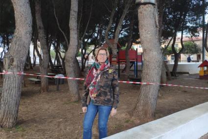 La alcaldable de Sant Lluís Loles Tronch en el parque infantil todavía precintado.