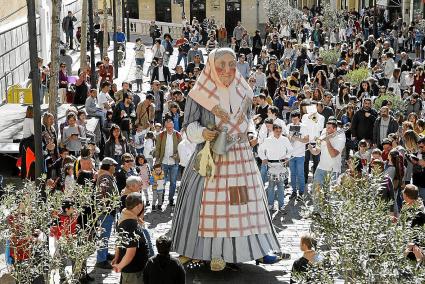 El personatge va atreure molta gent en el seu recorregut pels carrers del centre