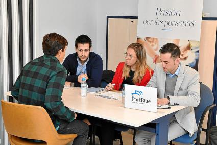 Cinco minutos para venderse. Los alumnos y exalumnos de la Escuela de Turismo debían acudir a la mesa de la empresa en la que es