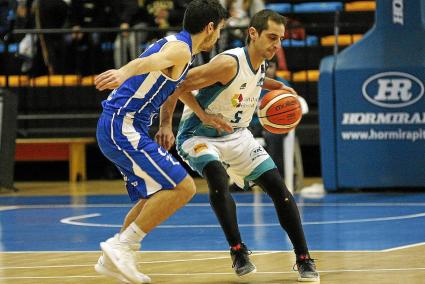 El base y capitán del Hestia Menorca Jorge ‘Pitu’ Jiménez, conduciendo el balón ante un oponente en el Pavelló Menorca