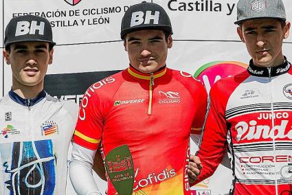 El ciclista de Ciutadella, a la izquierda de la imagen, en el podio de la prueba vallisoletana, donde conquistó una meritoria me