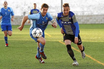 El unionista Lacueva trata de alcanzar un balón a la carrera en un partido ante el Sant Lluís