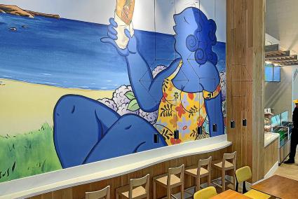 Imagen de la obra del pintor menorquín en el nuevo establecimiento de la cadena de restaurantes del cocinero español. En el mura