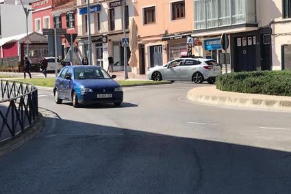 El vehículo de Apple, al fondo, ayer en la calle Vassallo de Maó