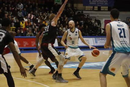 El Hestia Menorca sumó su tercera victoria consecutiva tras doblegar este sábado al Círculo Gijón por 92-74