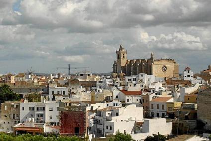 Cree que la construcción de grandes bloques de viviendas en la periferia serán como murallas hacia el campo