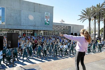 El ritme del joves. Aquest divendres van omplir la plaça de la Biosfera de Maó per donar valor a l’exercici i la salut