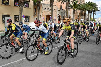 La salida de los ciclistas participantes en este Campeonato de Menorca de Carretera