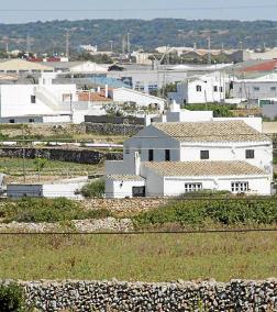 CERCA DE 3.000 HORTALS DE MENORCA VIERTEN SUS AGUAS RESIDUALES EN POZOS NEGROS.