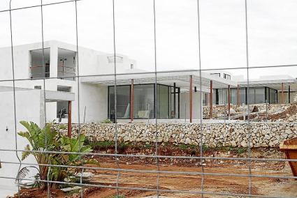 Vista de una vivienda unifamiliar en construcción en el municipio de Sant Lluís.