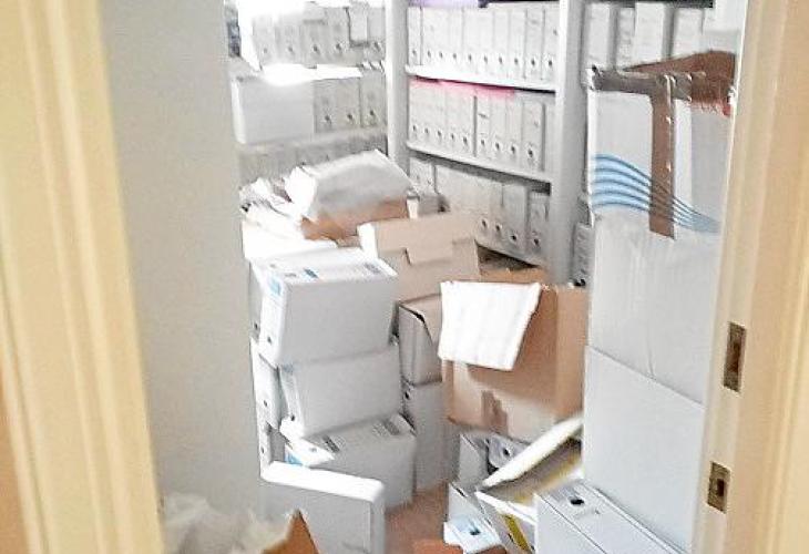 Los funcionarios que trabajan en este juzgado han de compartir el mínimo espacio disponible con cajas de expedientes y documento