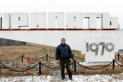 Juan Bravo delante del cartel de entrada a la ciudad de Pripyat, fundada en 1970