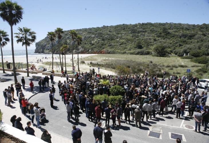 Alrededor de 300 personas se han concentrado en el inicio de la zona peatonal junto a la playa de Cala en Porter