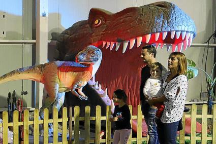 Nada más entrar en la sala, la música de la saga de «Parque Jurásico» introduce al visitante al apasionante mundo de los dinosau