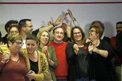 Los militantes que siguieron la noche electoral desde la sede del PSOE demostraron su euforia