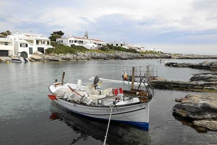 Una barca amarrada en Biniancolla, incluida en el área protegida de la reserva marina