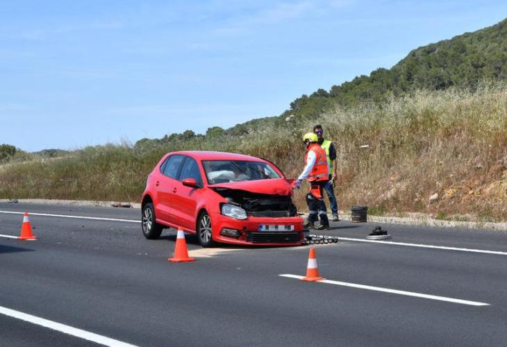 El Volkswagen Polo, protagonista este jueves junto a un Seat Córdoba de un aparatoso accidente en la carretera general, a la sal