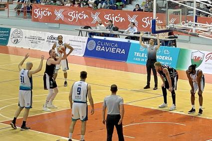 Imagen del encuentro vivido este sábado en Gijón y que terminaría con triunfo menorquín y el posterior descenso del cuadro astur