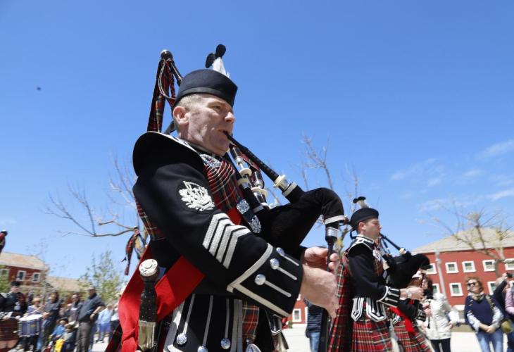 La puesta en escena de la banda de gaiteros inglesa The City of Norwich Pipe Band no dejó indiferente a nadie.