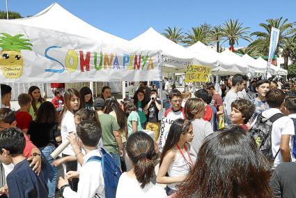 Durant tot el matí, a la plaça de s’Esplanada, els alumnes van posar a la venda productes que han fabricat durant el curs o serv