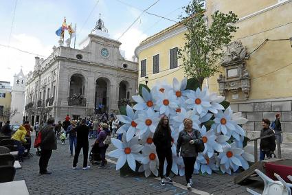 La decoració de l’Ajuntament va quedar inaugurada aquest divendres capvespre i és una més dels 87 racons florals de la ciutat