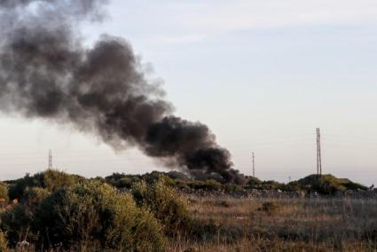 La columna de humo negro fue visible en toda la ciudad