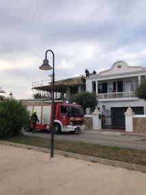 El encofrado de la planta superior de una casa en construcción del Passeig Maritim de Ciutadella ha sufrido un pequeño incendio