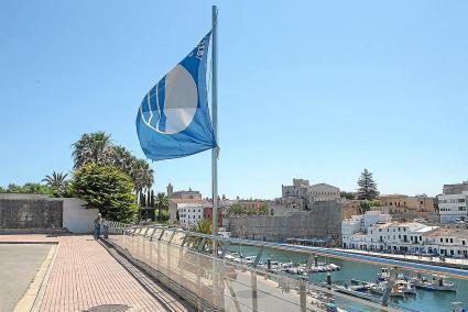 La bandera azul seguía ondeando este miércoles en el puerto interior de Ciutadella