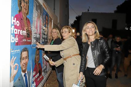 MENORCA - ELECCIONES MUNICIPALES - PEGADA DE CARTELES DEL PARTIDO POPULAR (PP).