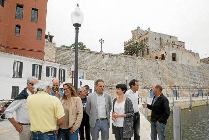 Autoridades y entidades este sábado en el puerto de Ciutadella