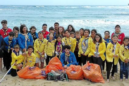 Cordes de grans dimensions, capses de plàstic, bòtils, trossos de caiac i plàstics, molts de plàstics, són els que van retirar e