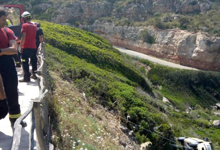 El coche precipitado ha sido recuperado con una grúa