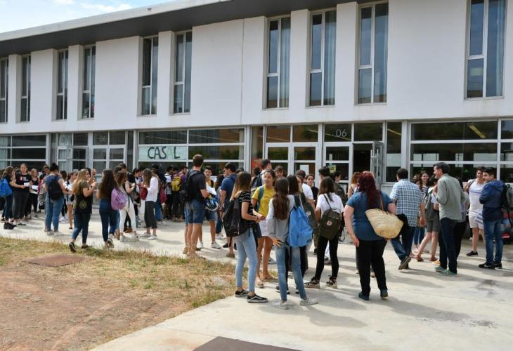 Estudiantes que se examinan de Selectividad, este martes, en el IES Josep Maria Quadrado de Ciutadella.