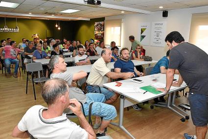 Trabajadores de FCC en la asamblea celebrada este martes en Sa Cooperativa del Camp en Ciutadella