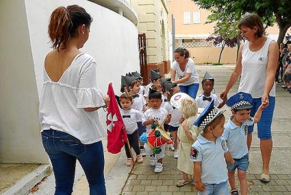 La comitiva, al complet, passajant pels exteriors del centre