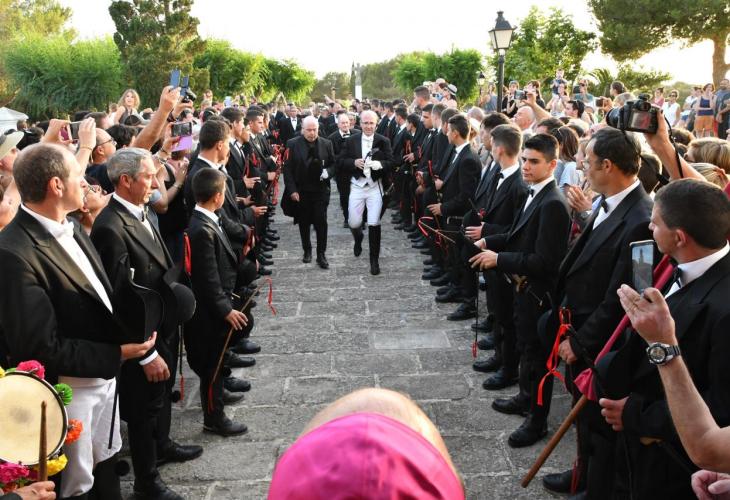 Caixer capellà i caixer senyor entren a l'ermita enmig del passadís dels cavallers