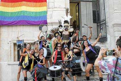 Con la bandera ya colgada del balcón del Ayuntamiento, la plaza Constitución fue este viernes una fiesta reivindicativa