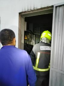 Transformador afectado por el fuego en un hotel de Cala en Bosc