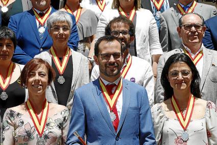 Héctor Pons, flanqueado por Obrador, Juanola, Biel Pons, Lora, Antonio y Camps tras la toma de posesión.