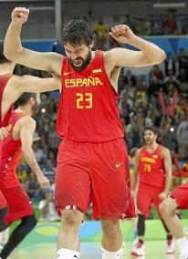 Llull celebra una victoria tras un partido en los JJOO de Río 2016, donde se colgó el bronce, competición que se ha postergado c