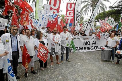 Más de 500 personas exigen al Govern el pago de la carrera profesional a los funcionarios.