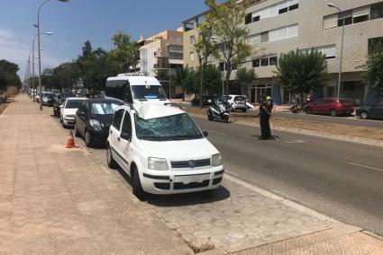 El coche implicado en el accidente, retirado en el arcén