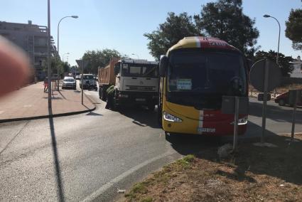 El camión y el autobús, en la rotonda