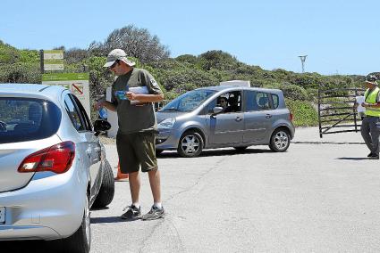 MENORCA - A LAS PLAYAS DE FAVARITX Y DE MACARELLA SOLO SE PUEDE LLEGAR EN AUTOBUS.