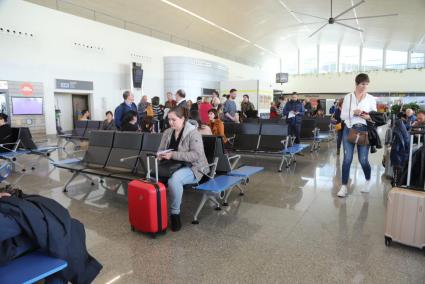 Pasajeros en la terminal del aeropuerto de Menorca