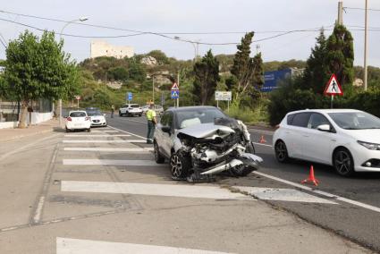 Aparatoso choque frontal de un Ford Ka y un Renault Captur este miércoles a la salida de Maó hacia Es Castell