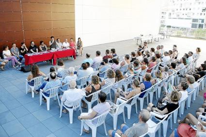 Un moment de la presentació del programa per part de la batlessa i els regidors