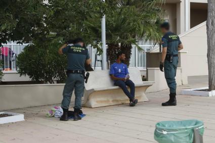 Uno de los inmigrantes argelinos dialoga con un guardia civil, en Biniancolla.